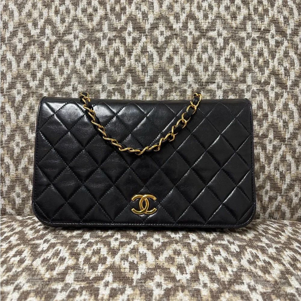 CHANEL Black Quilted Lambskin Flap Bag with Gold Chain